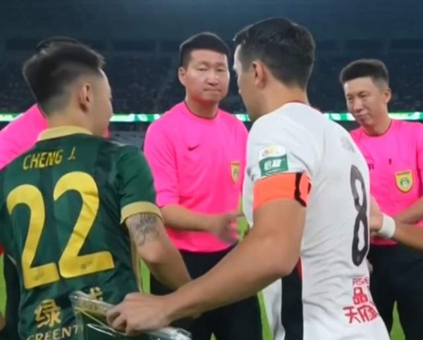 富腾优配 中超关键战再现罕见1幕：补时24分钟，主裁判累到抽筋！